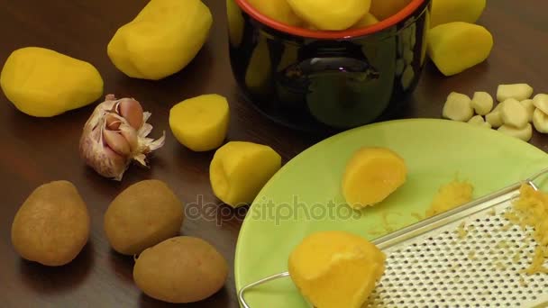 Ahşap masa ıslak zeminde yeni soyulmuş patates — Stok video