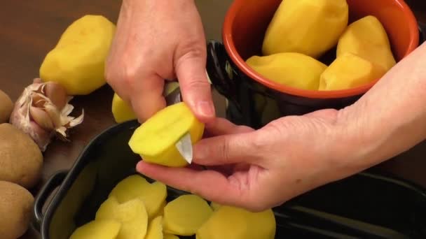 Patatas nuevas peladas en tazón y patatas crudas en rodajas — Vídeo de stock