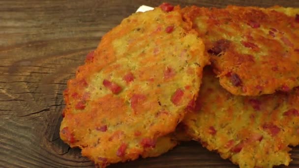 Leckere hausgemachte Kartoffelpuffer auf Holzbrett — Stockvideo