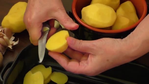 Batatas cruas fatiadas cozinhar — Vídeo de Stock
