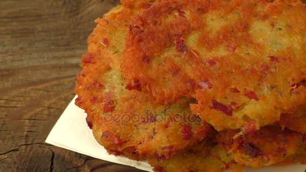 Panquecas fritas com batata e salsicha — Vídeo de Stock