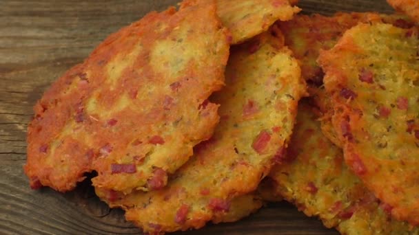 Frittelle fritte con patate e salsiccia — Video Stock