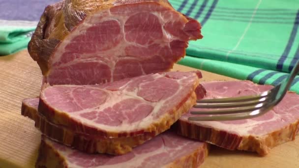 Close up van een snijplank met gerookte varkensvlees — Stockvideo