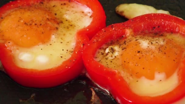 Τηγανιτά Αυγά τηγανισμένα σε μια κατσαρόλα στην κουζίνα στο σπίτι — Αρχείο Βίντεο