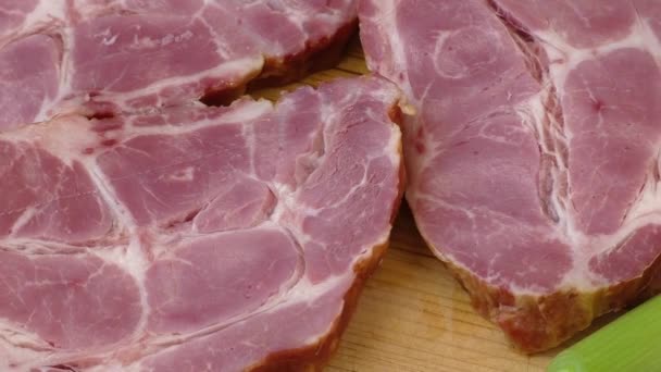 Gros plan d'une planche à découper avec du porc fumé — Video