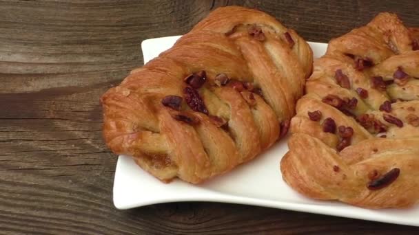 Deliciosa pastelería casera en un plato blanco — Vídeo de stock