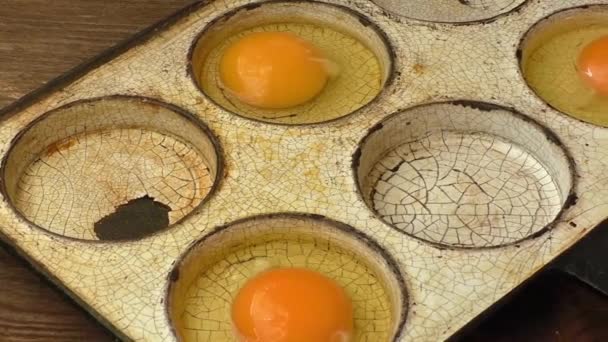 Huevos de pollo en una sartén. Estilo rústico . — Vídeo de stock