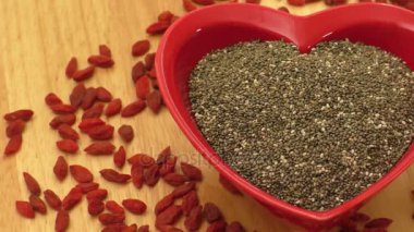 Chia tohum kalbinde seramik kase şeklinde ve kurutulmuş goji meyveleri