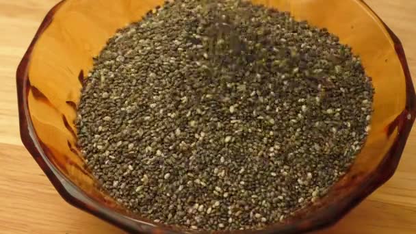 Sementes de chia em tigela marrom — Vídeo de Stock