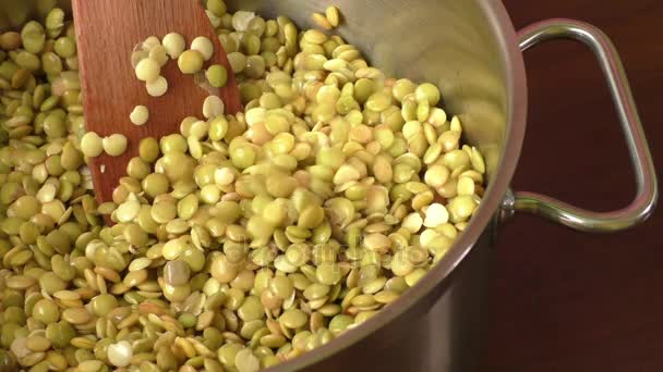 Syrové suché organické čočka a hrách v hrnci na výrobu polévky připravené na vaření — Stock video
