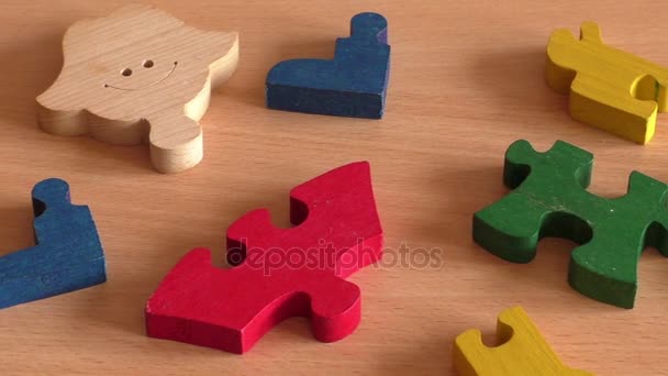 Quebra-cabeça de madeira colorido para criança — Vídeo de Stock