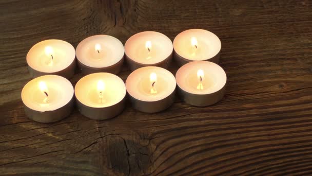Κεριά σε ένα ξύλο παρασκήνιο — Αρχείο Βίντεο