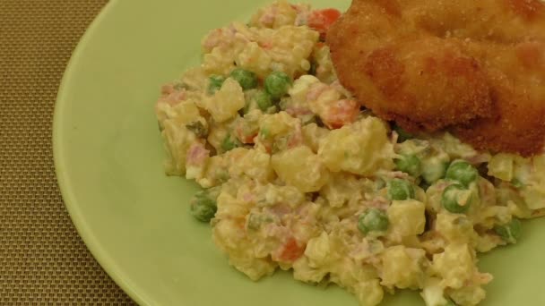 Breaded chicken schnitzel with potato salad — Stock Video