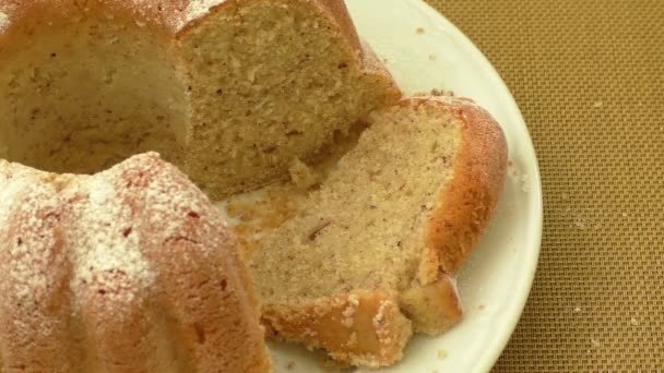 Vers gebakken cake en sommige segmenten op een witte plaat — Stockvideo