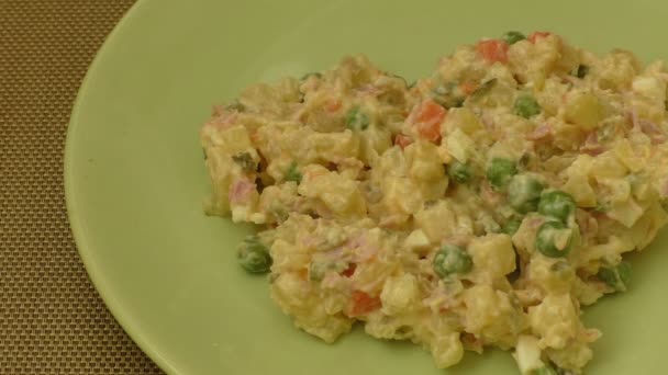 Свежий салат из картофеля и овощей — стоковое видео