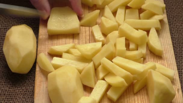Küçük parçalar halinde patates kesmek — Stok video
