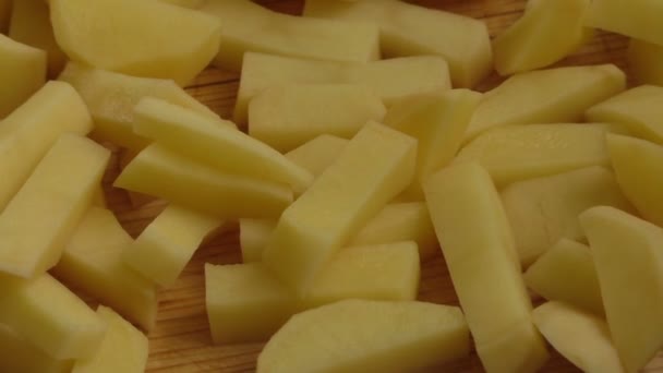 Skivade gamla potatis på en skärbräda — Stockvideo