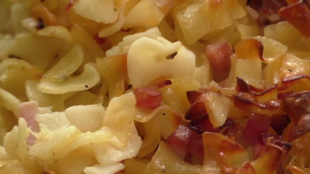 Pastas caseras horneadas con huevos y salchichas — Vídeos de Stock