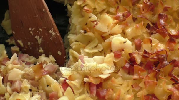 Hemmagjord pasta med ägg och korv i ugn — Stockvideo