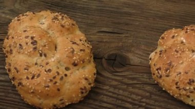 Taze pişmiş rustik, Maya somun ekmek eski ahşap masa