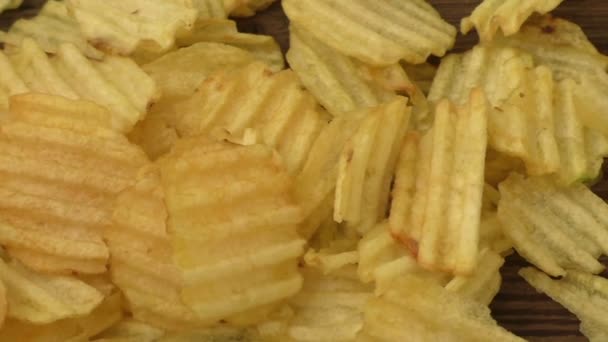 Kartoffelchips fertig zum Essen — Stockvideo