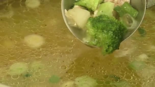 Servir une louche de soupe de viande de légumes 