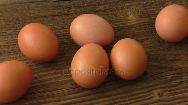Brown eggs on wooden background — Stock Video