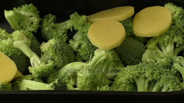 Broccoli and slices potato inside a casserole — Stock Video