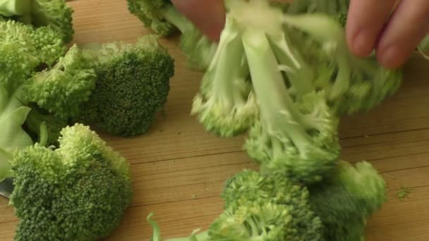 Brócoli en una tabla de madera — Vídeo de stock