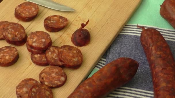 Saucisse maison traditionnelle sur la planche à découper en bois — Video