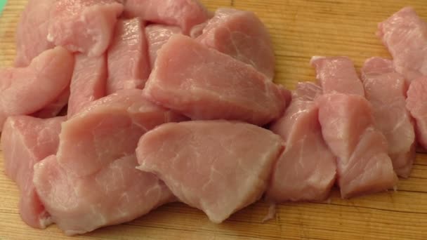 Carne de porco crua saborosa na placa de corte de madeira — Vídeo de Stock