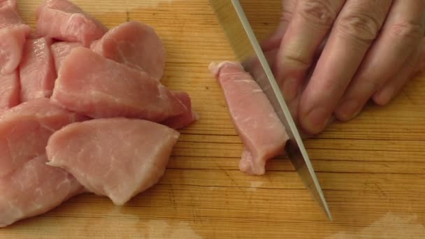 Вкусное сырое мясо свинины на деревянной доске — стоковое видео