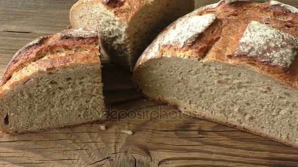 Čerstvě upečený rustikální, kváskový bochník chleba na starý dřevěný stůl