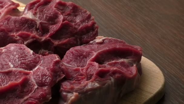 Boeuf cru frais sur plaque de coupe en bois — Video