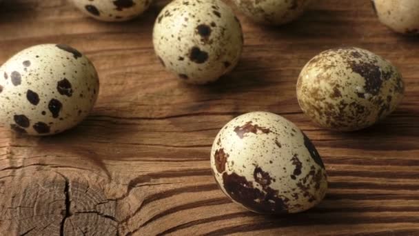 Huevos de codorniz en una tabla de madera — Vídeos de Stock