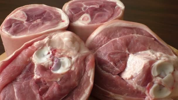Ruwe varkensvlees knie steack - klaar voor het koken — Stockvideo