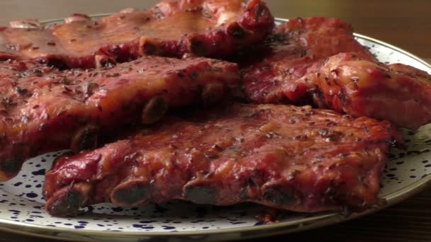 Házi készítésű füstölt grillezett sertésborda, fogyasztásra kész — Stock videók