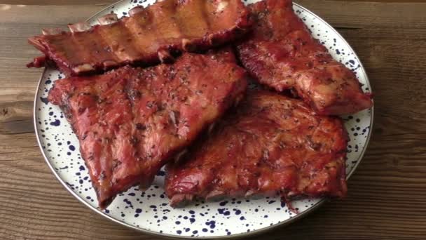 Costillas de cerdo de barbacoa ahumadas caseras listas para comer — Vídeos de Stock