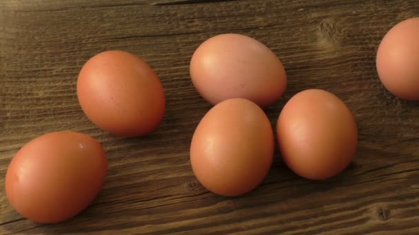 Brown eggs on wooden board — Stock Video