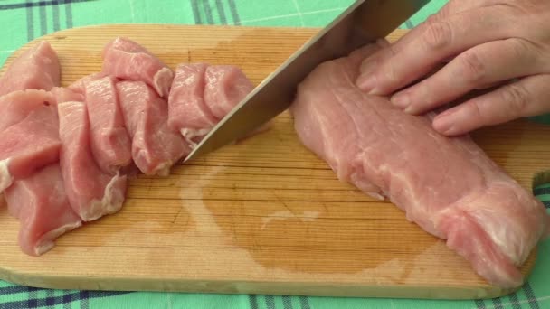 Vers varkensvlees op de snijplank is in stukjes gesneden — Stockvideo