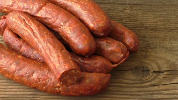 Домашняя копченая колбаса на разделочной доске — стоковое видео