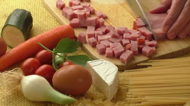 Panceta ahumada con verduras frescas — Vídeos de Stock