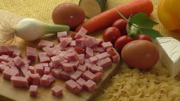 Копченый бекон из свежих овощей — стоковое видео