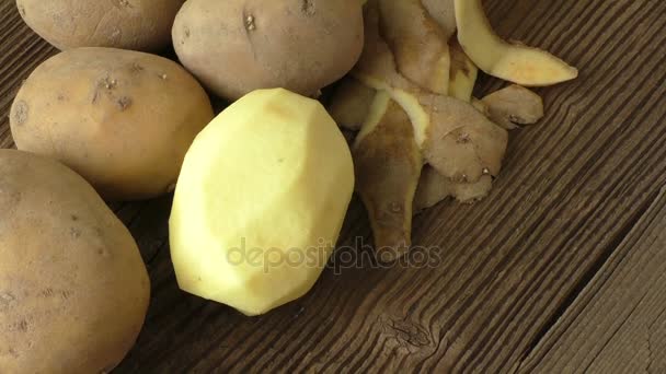 Старі картопляні цибулини з молодими паростками на дерев'яному столі, готові до посадки — стокове відео