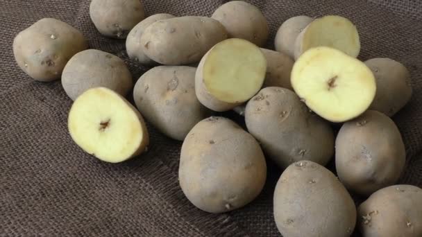 Patate vecchie su sacco di iuta — Video Stock