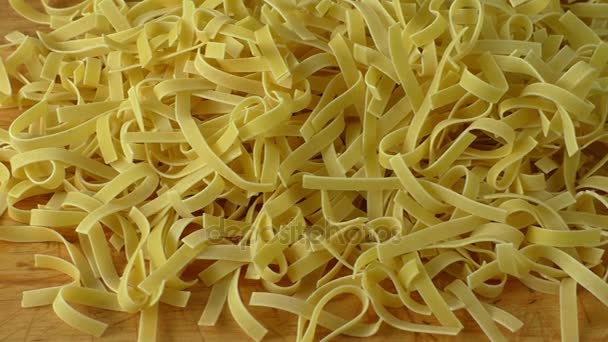 Gezonde pasta op een rustieke houten tafel, zelfgemaakte ei noedels — Stockvideo
