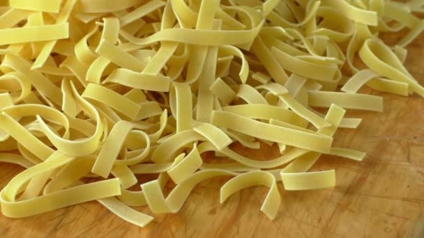 Sliced fresh leek on a cutting wooden board (Allium ampeloprasum) — Stock Video