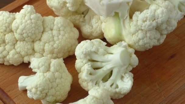 Cauliflower on a chopping board — Stock Video