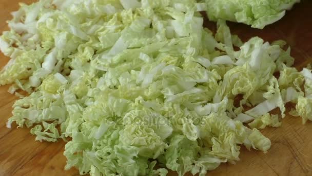 Chou chinois tranché sur une planche de bois 