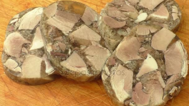 Мясо из свинины желе галантин на деревянной доске — стоковое видео